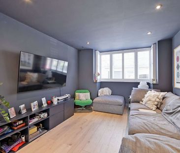 Modern family living at its finest, with a bespoke kitchen, spaciou... - Photo 2