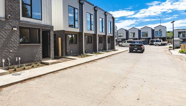 MANGERE BRIDGE, 3 BEDROOMS - Photo 1