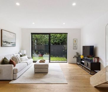 Modern 3 bedroom townhouse in Milford - Photo 1