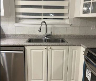 1867 Sandgate Crescent #Upper - Photo 5