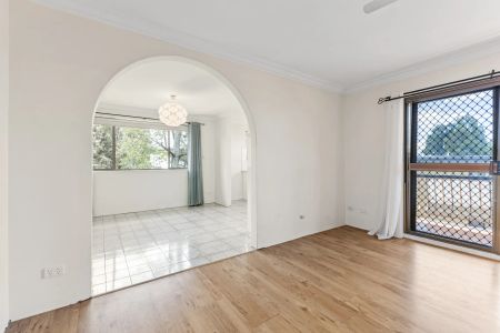 Conveniently located unit with low ongoing cost of living. - Photo 2