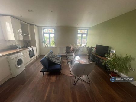 2 bedroom flat to rent - Photo 2