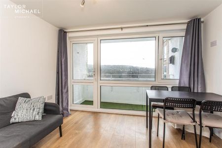 4 bedroom flat to rent - Photo 3