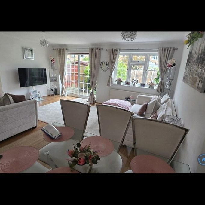 4 bedroom end of terrace house to rent - Photo 1