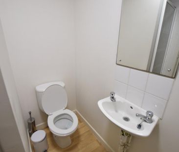 3 bedroom flat to rent - Photo 2