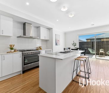 MODERN FAMILY HOME CLOSE TO ALL AMENITIES! - Photo 6