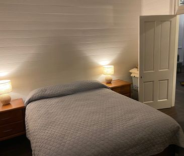 Charming Circa 1920 4 bedroom cottage - Photo 3