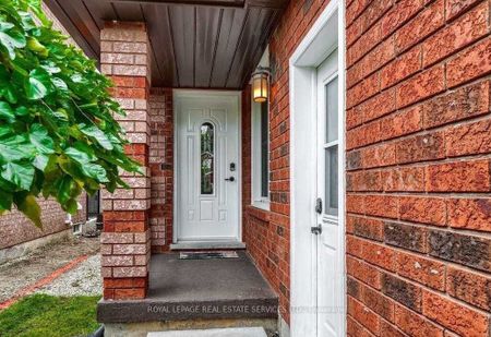 Detached Home For Lease | W8138648 - Photo 4