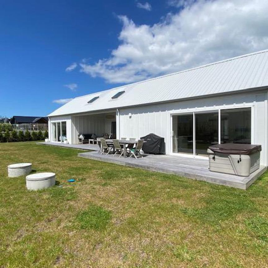 Contemporary family home - Photo 1