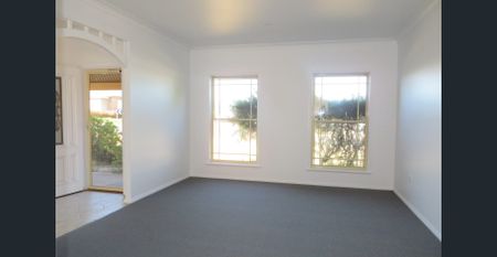FRESH AND BRIGHT SPACIOUS 3 BEDROOM HOME! - Photo 2
