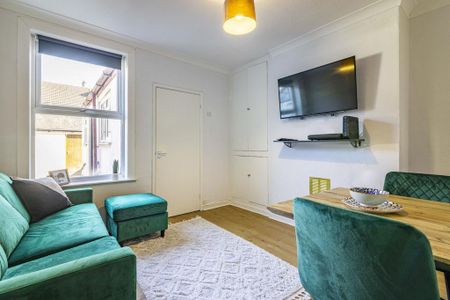 2 bedroom terraced house to rent - Photo 4