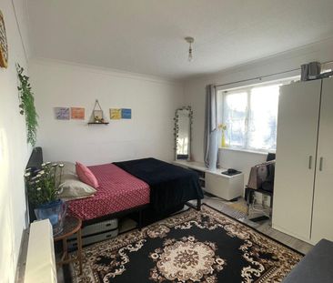 Studio flat with seperate kitchen - Ideal for working couple - Photo 6