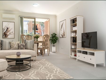 Large 2 bedroom ground floor unit with two courtyards - Photo 2