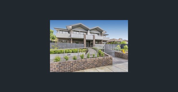 GROUND FLOOR WITH COURTYARD Large Two Bedroom Apartment. - Photo 1