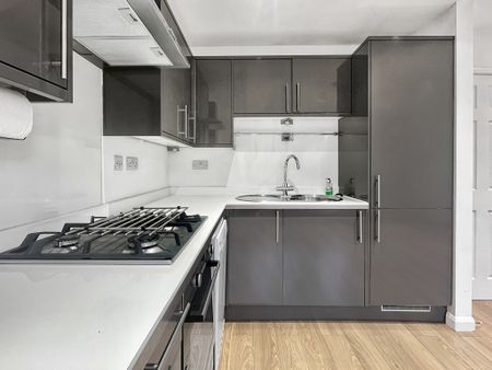 A redecorated two-bedroom, first-floor flat featuring a newly fitted bathroom. Conveniently located for access to Cambridge Science Park and Cambridge North Train Station. - Photo 5