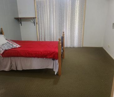 Master Bedroom to Rent - Photo 4