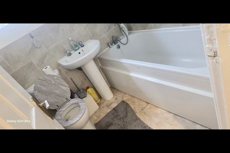 3 Bed Terraced House, Cottingley Gardens, LS11 - Photo 2