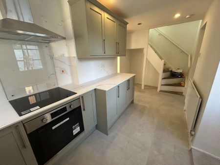 2 bedroom semi-detached house to rent - Photo 4