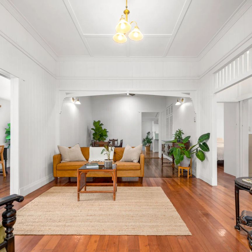 Charming 1920s Family Home with Entertainer’s Veranda – Under 7km from CBD - Photo 1