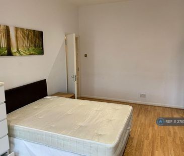 1 bedroom in a flat share to rent - Photo 2