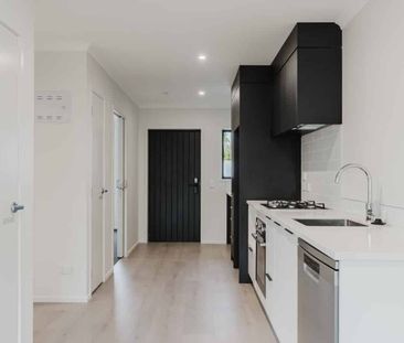 Stylish One-Bedroom Home in Chartwell - Wheelchair Friendly! - Photo 1