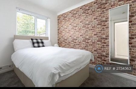 1 bedroom in a house share to rent - Photo 2