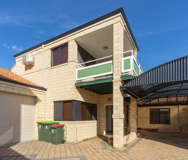 3x2x2 FAMILY HOME WITH MULTIPLE LIVING SPACES - Photo 1