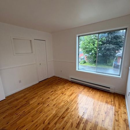 5 1/2 + entrée privée à louer - Photo 3