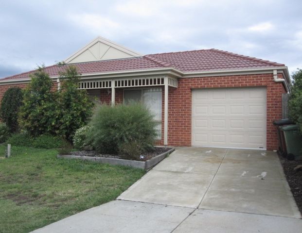 4 FINGLETON CRESCENT, Sunbury, VIC 3429 - Photo 1