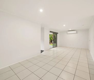 Spacious Family Home in Prime Location - walk to school and shops! - Photo 1