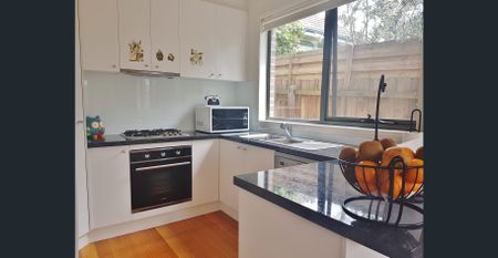 Contemporary Townhouse for Low-Maintenance Living - Photo 3