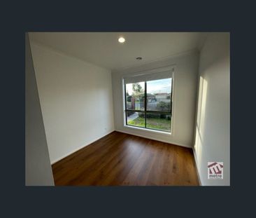 SPACIOUS THREE BEDROOM HOME! - Photo 4