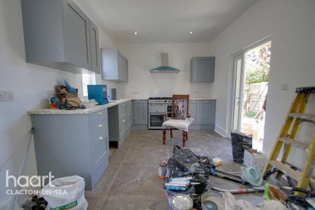 4 bedroom detached house to rent - Photo 2