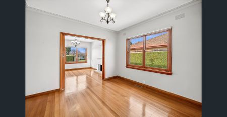 Light-filled family home in convenient Bell Park - Photo 2