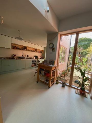 Room overlooking garden with own en suite, convenient for City and West End - Photo 5
