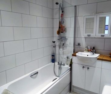 2 bedroom Flat To Let - Photo 5