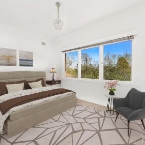 Bright & Spacious Two-Bedroom Apartment in Prime Location - Photo 2