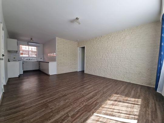 Clean Two Bedroom Ground Floor Apartment in Perfect Location - Photo 1