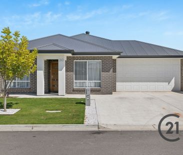 Four Bedroom Courtyard Living Home - Photo 3