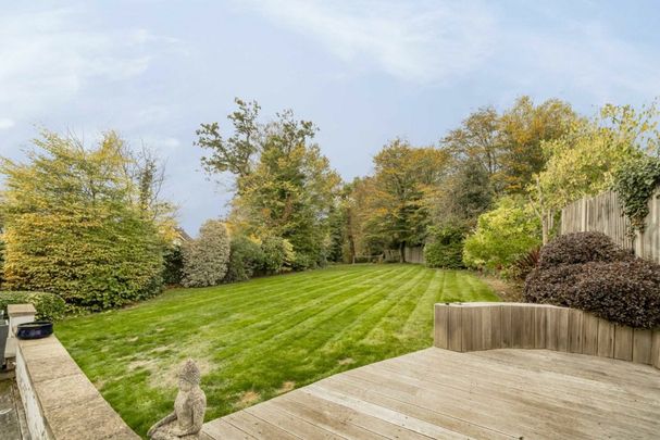 Parkgate Avenue, EN4, London - Photo 1