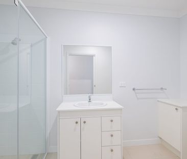 Stylish New 4-Bedroom Home in Royal Pines Estate - Photo 6