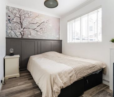 2 bedroom mews to rent - Photo 4