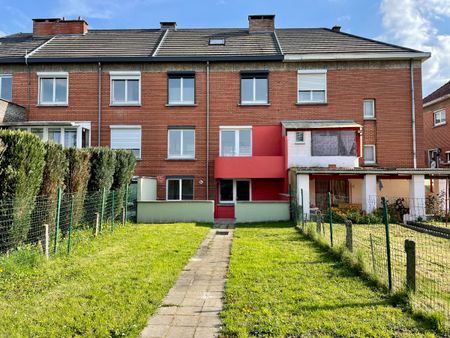 Mooi huis met 3 slaapkamers, volledig gerenoveerd - Photo 2