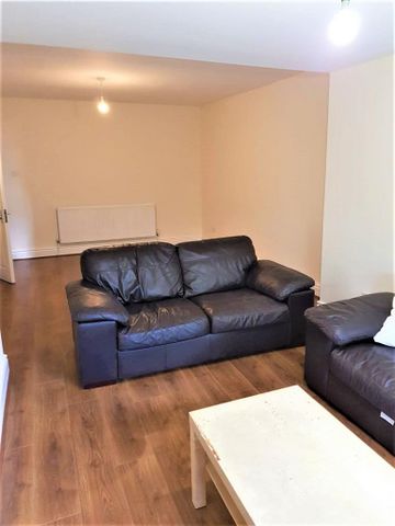 4 bedroom semi-detached house to rent - Photo 3