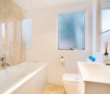 QUIET APARTMENT IN A BAYSIDE BOUTIQUE BUILDING - Photo 6