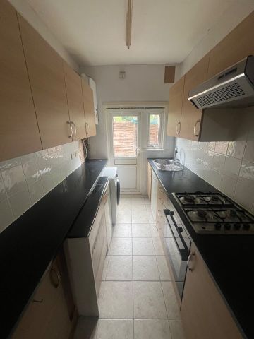 1 Bed Flat, Palmerston Crescent, N13 - Photo 3