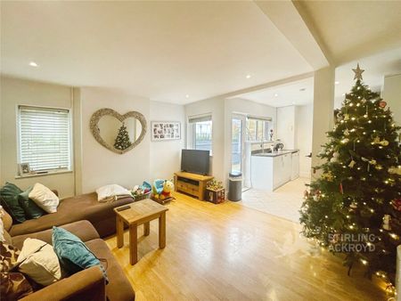 Claremont Road, West Byfleet, Surrey, KT14 6DY - Photo 2