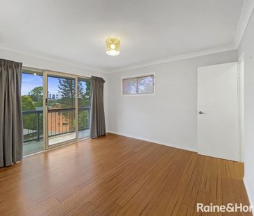 Spacious, Air-conditioned Tri Level Townhouse in a Quiet Taringa St... - Photo 1