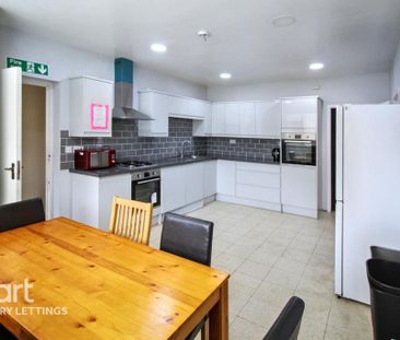 6 bedroom detached house to rent - Photo 4