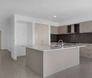 13 Page Close, Pakenham VIC 3810 - House For Rent | Domain - Photo 4